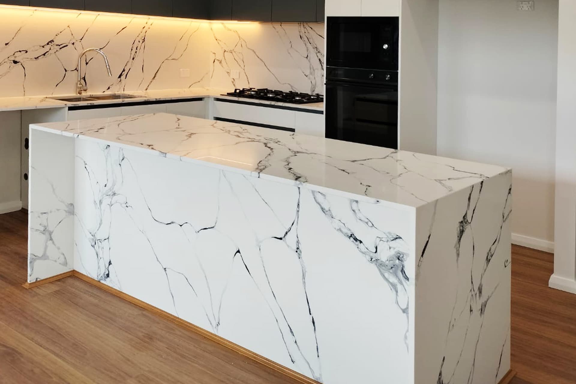 6022 Punaluu - The Art of Quartz: Elegance Shrouded in Mystery